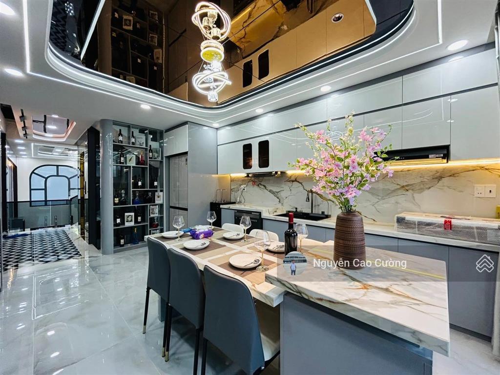 Bán nhà 4x20m đúc 5 tầng thang máy đường 7m thạnh lộc 27 giáp ngã tư ga