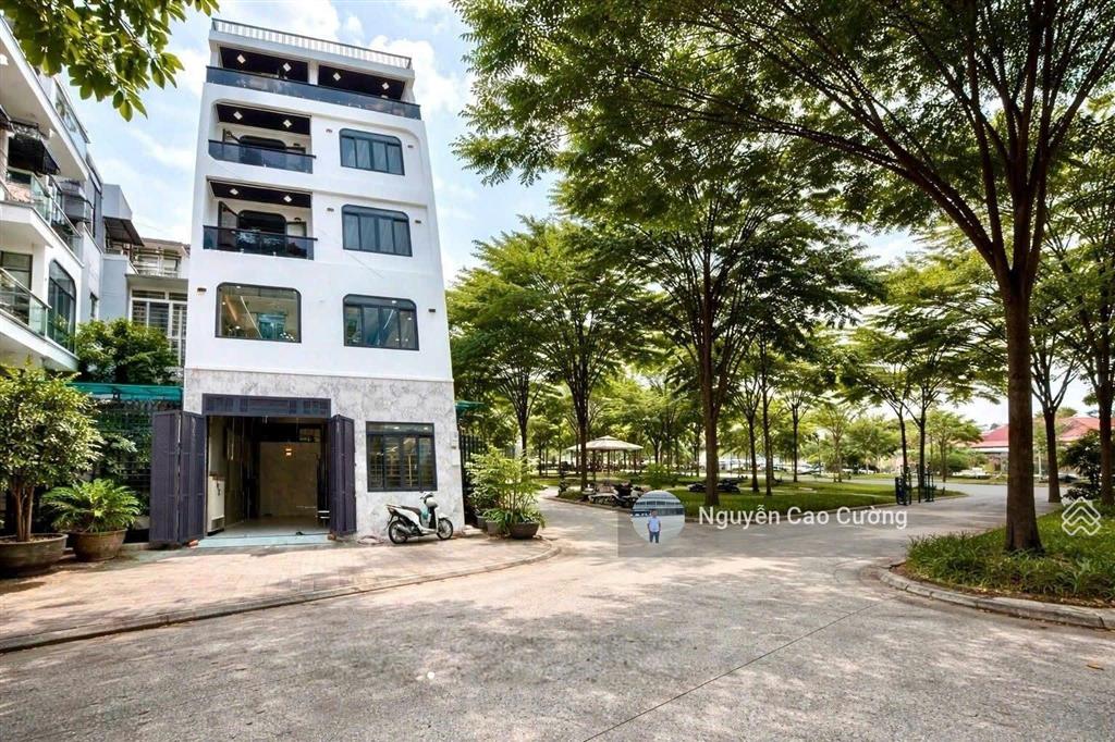 Biệt thự mini 7x10m thang máy 1lững 3 lầu gần công viên thạnh lộc 37 gần ủy ban phường