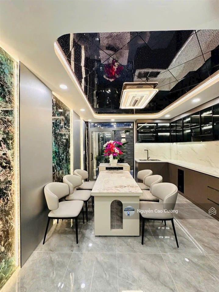 Siêu phẩm dài 28m thang máy đúc 1 lững 3 lầu mặt tiền đường bờ kênh hà huy giáp, thạnh xuân, q12