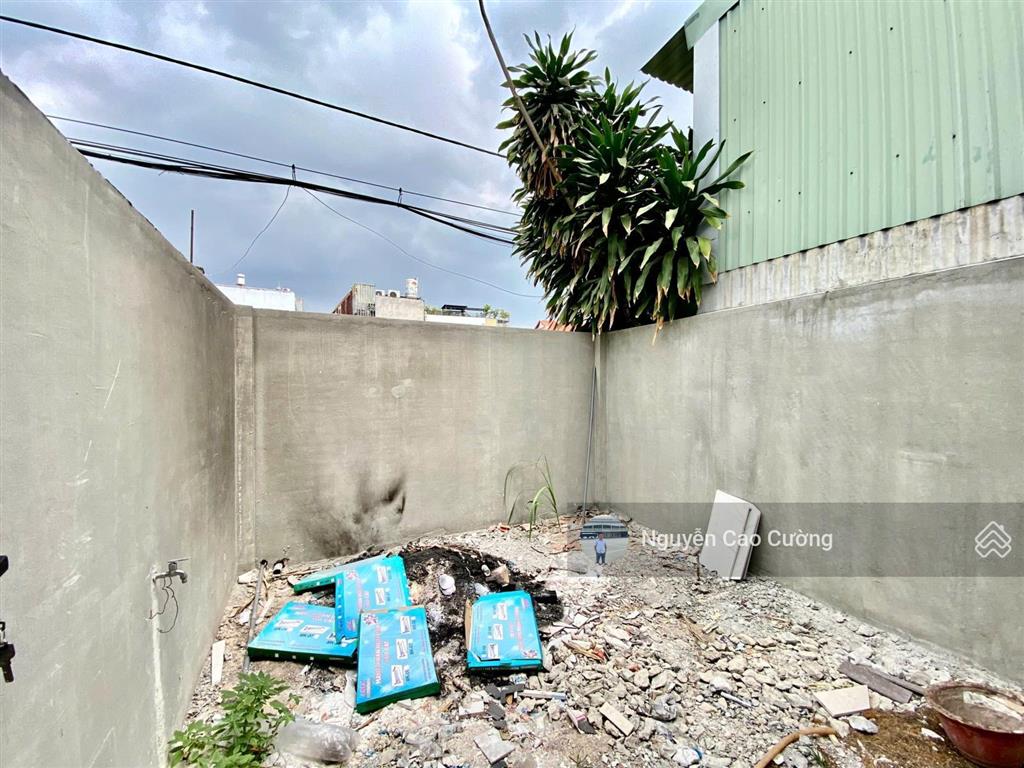 Bán nhà dài 25m đúc 4 lầu hẻm 5m 1/ hiệp thành 13 gần chợ có sân vườn phòng ngủ duới