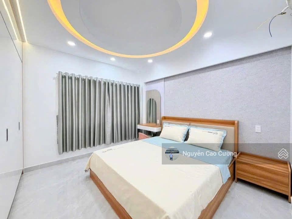 Giảm 400tr, nhà phố 4x20m thang máy 1 lững 3 lầu đường 8m tô ký gần đh giao thông vận tải q12