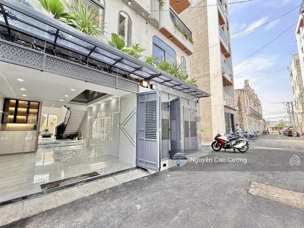 Nhà phố thiết kế đẹp, hồ cá koi trong nhà 4x18m, 1 lửng 3 lầu, thạnh xuân 25