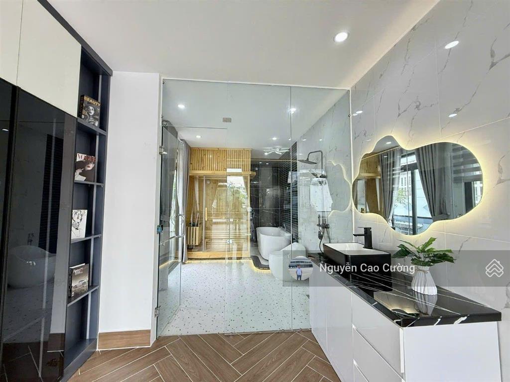 Siêu phẩm góc 2 mặt tiền 6x12m thang máy xịn xò, đi bộ ra chợ thiếc đường lê văn khương q12