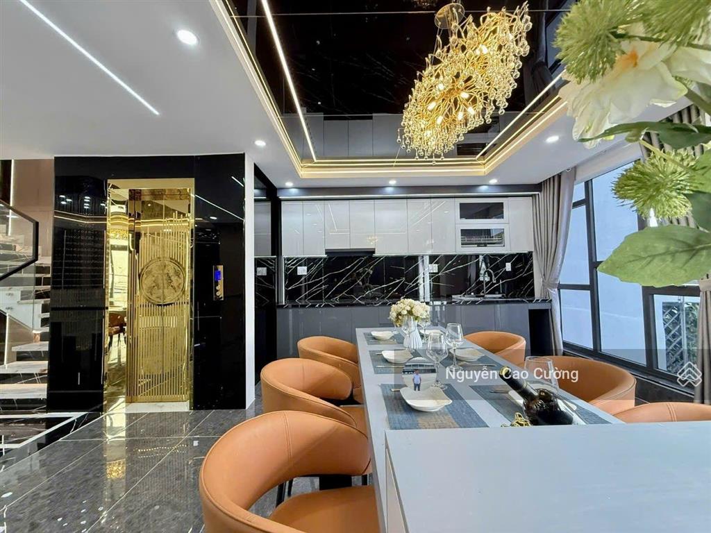 Siêu phẩm góc 2 mặt tiền 6x12m thang máy xịn xò, đi bộ ra chợ thiếc đường lê văn khương q12