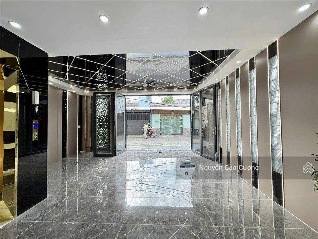 Siêu phẩm góc 2 mặt tiền 6x12m thang máy xịn xò, đi bộ ra chợ thiếc đường lê văn khương q12
