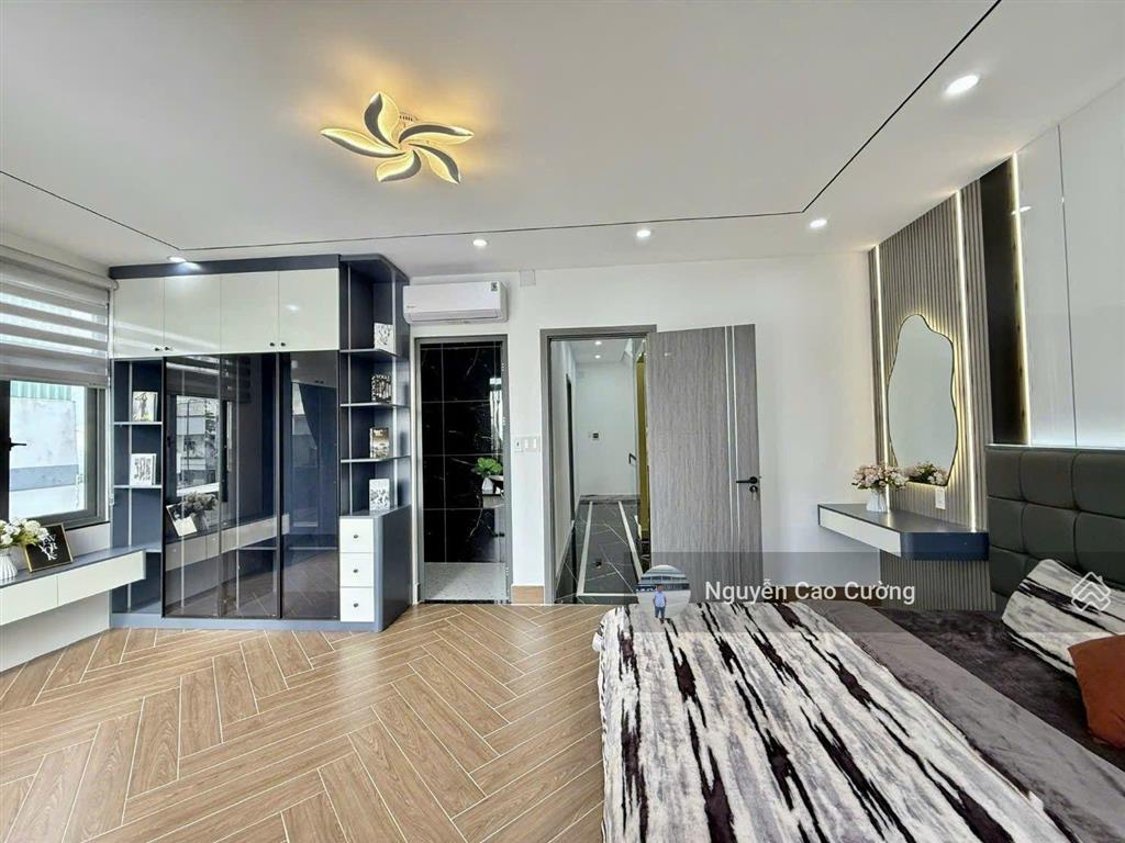 Siêu phẩm góc 2 mặt tiền 6x12m thang máy xịn xò, đi bộ ra chợ thiếc đường lê văn khương q12