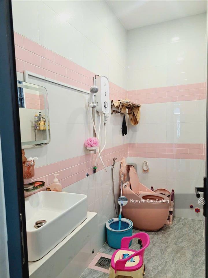 Nhà phố ngang 6.1m phong cách màu hồng cực chất đường 5m xe hơi nguyễn văn quá (tth29) gần chợ