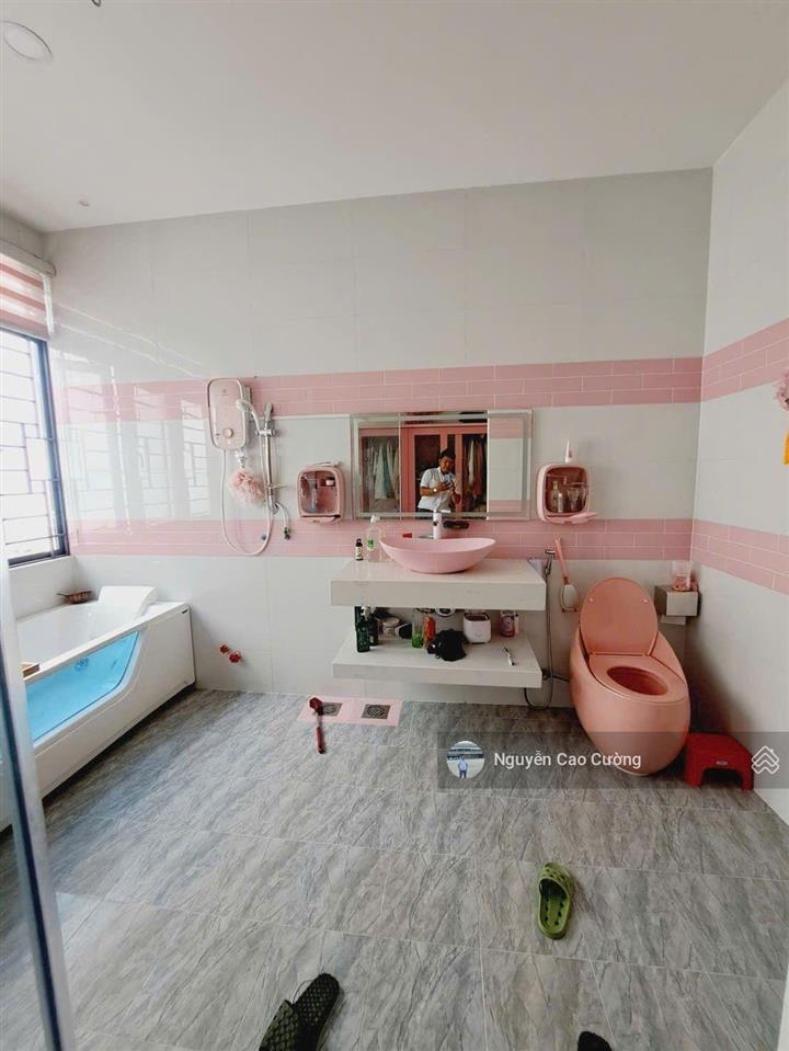 Nhà phố ngang 6.1m phong cách màu hồng cực chất đường 5m xe hơi nguyễn văn quá (tth29) gần chợ