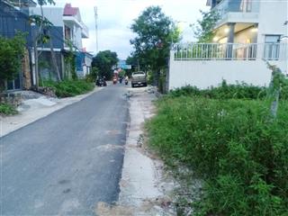 Đất mặt tiền đường nhựa liên thông rộng hơn 6m vị trí đẹp, gần ql1a, cách ngã tư vng tầm 200m