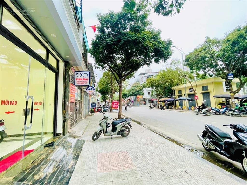 Chính chủ cần bán 90m2x 5tầng, thang máy, thoáng sáng ở sướng, sát trường marie curie, kđt văn phú