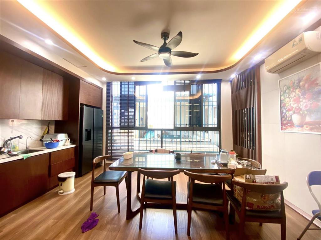 Chính chủ bán gấp 90m2x 5tầng, thang máy, thoáng sáng ở sướng, sát trường marie curie, kđt văn phú