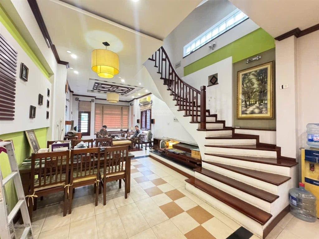 Mặt phố bà triệu, sát hồ hoàn kiếm, lô góc 81m x6tầng, view đẹp, kinh doanh đa ngành, dòng tiền đều
