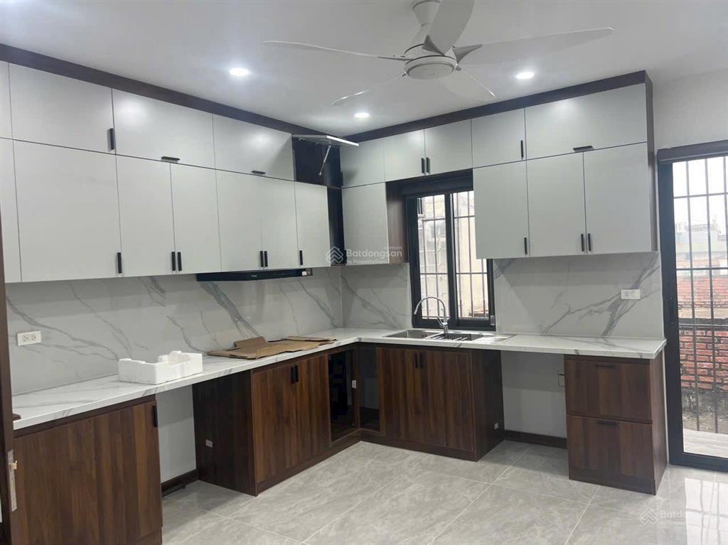 Chính chủ nhượng lại căn nhà 89m2 x 5 tầng, thoáng sáng  ở sướng, gần hồ  kđt văn quán
