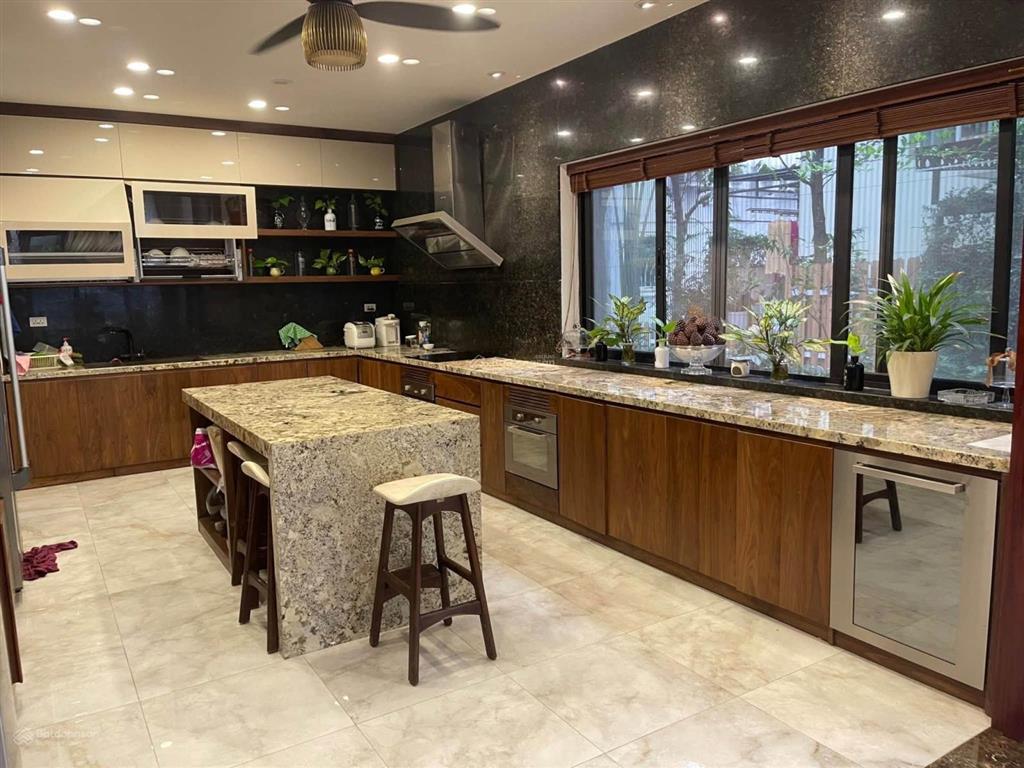 Chính chủ bán gấp biệt thự 215m x 4 tầng, mặt tiền 12m, thoáng sáng  ở sướng, ở ngay, kđt văn phú