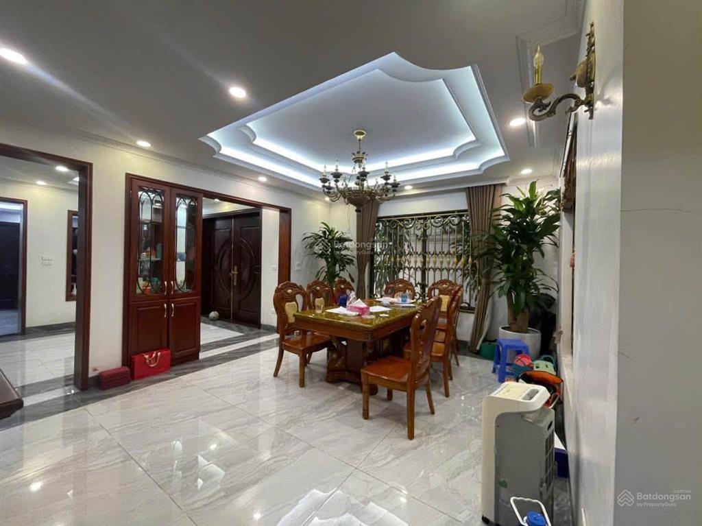 Chính chủ gộp bank biệt thự 215m x4tầng, thoáng sáng  ở sướng, sát trường marie curie, kđt văn phú