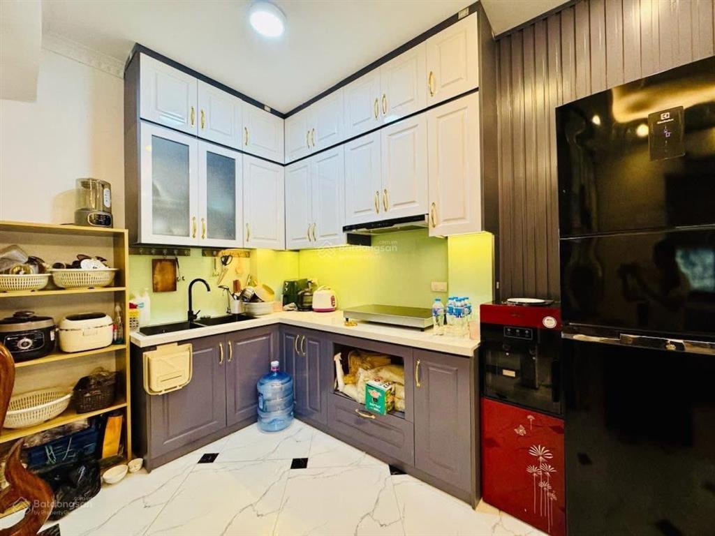 Chính chủ gộp bank 94m,8tầng,thang máy,mặt tiền 6,1m,ôtô tránh,thoáng sángở sướng, nguyễn thị định