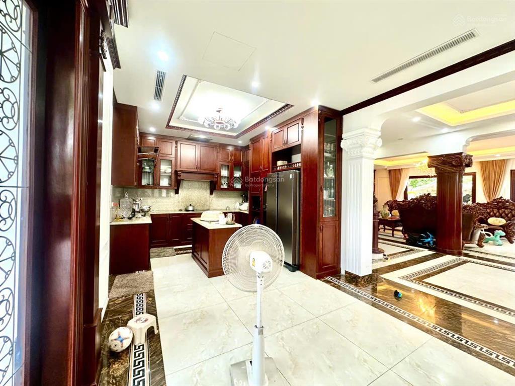 Chính chủ bán gấp biệt thự 150m2 x 3 tầng, mặt tiền 9m, thoáng sáng  ở sướng, nguyễn văn lộc