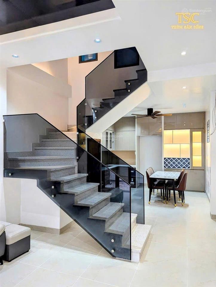 Cho thuê nhà căn góc 2 mặt thoáng gần mặt đường, view hoàng huy commerce