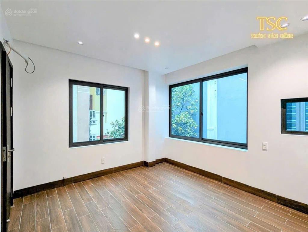 Cho thuê nhà căn góc 2 mặt thoáng gần mặt đường, view hoàng huy commerce