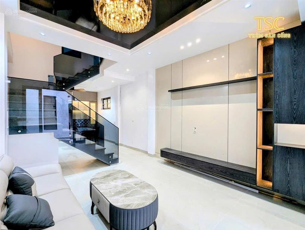 Cho thuê nhà căn góc 2 mặt thoáng gần mặt đường, view hoàng huy commerce