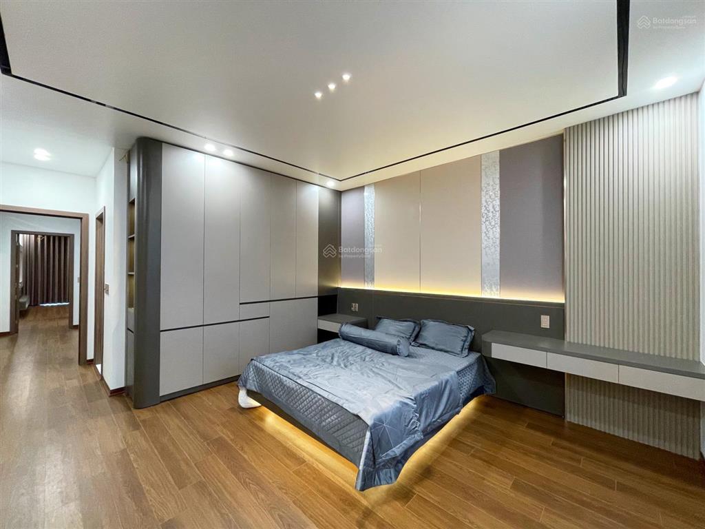 Nhà 4 tầng thang máy tđc tuyến 3 lê hồng phong  81m2 ngang 4.5m  hướng nam