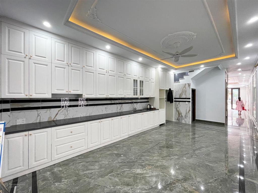 Nhà 5 tầng thang máy mặt đường ngô gia tự  78.9m2  nội thất cao cấp