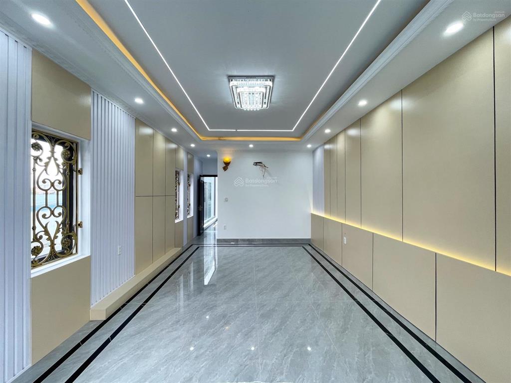 Nhà 5 tầng thang máy mặt đường ngô gia tự  78.9m2  nội thất cao cấp