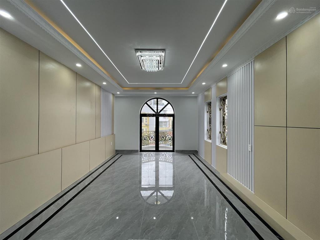 Nhà 5 tầng thang máy mặt đường ngô gia tự  78.9m2  nội thất cao cấp
