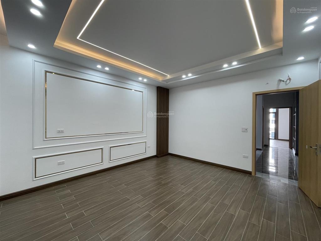Nhà 4 tầng xây mới thang máy 193 văn cao  67,5m2 ngang 4,5m  tây tứ trạch