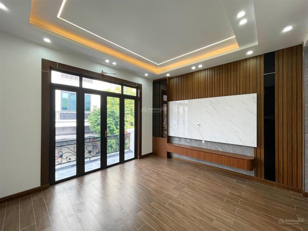 Nhà 4 tầng xây mới thang máy 193 văn cao  67,5m2 ngang 4,5m  tây tứ trạch