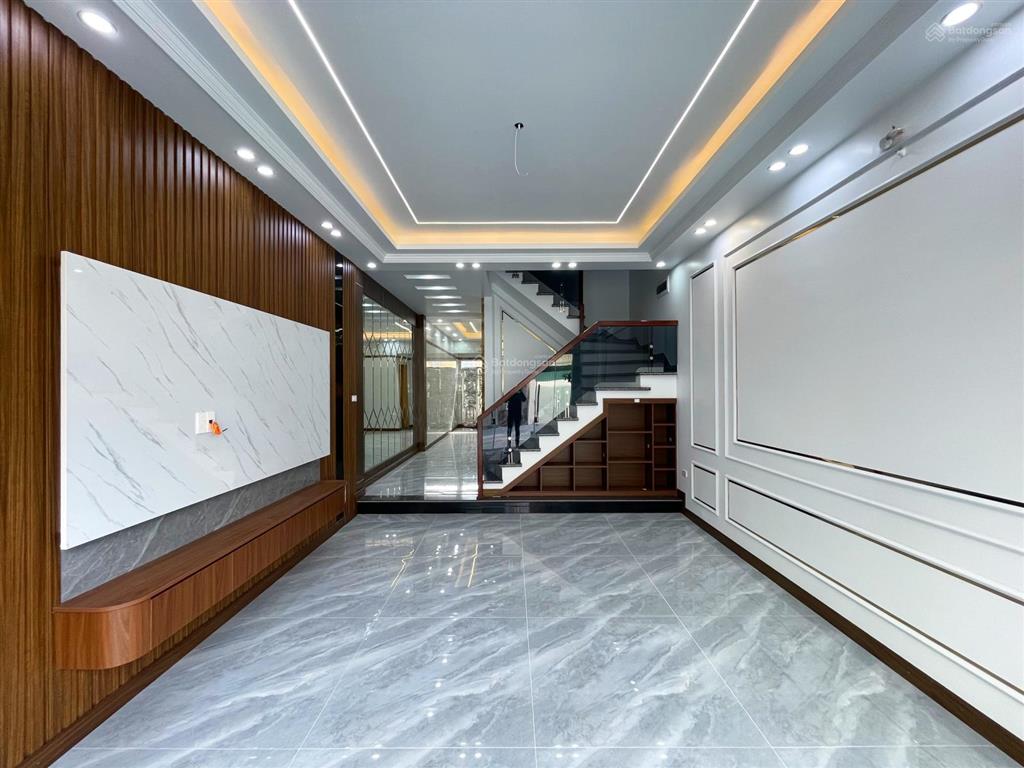 Nhà 4 tầng xây mới thang máy 193 văn cao  67,5m2 ngang 4,5m  tây tứ trạch