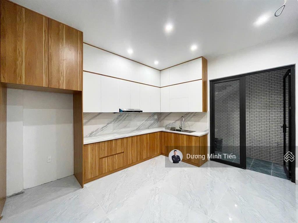 Nhà 5 tầng thang máy full nội thất lê hồng phong  60m2  đông nam