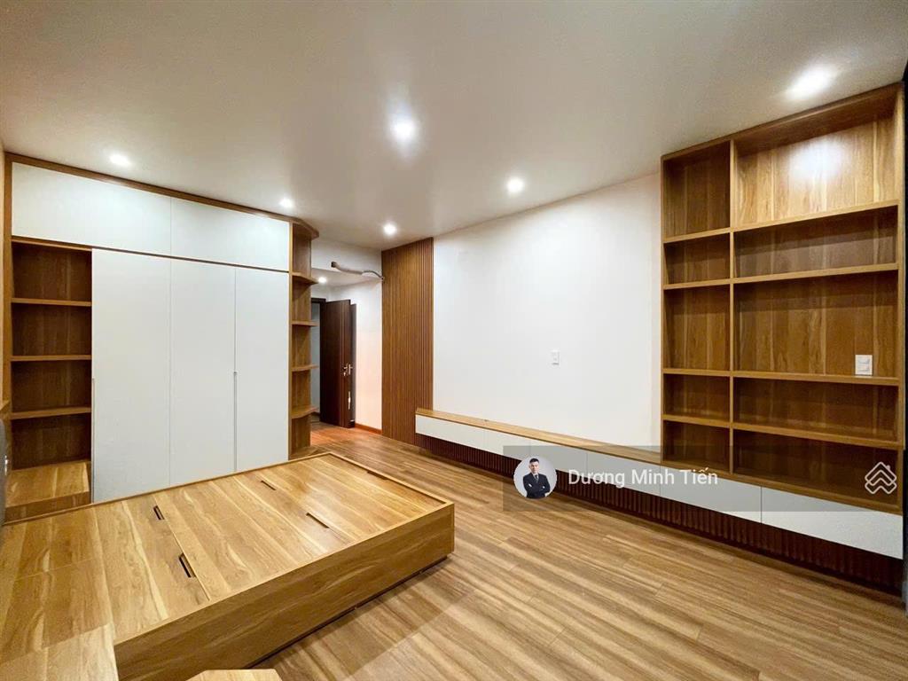 Nhà 5 tầng thang máy full nội thất lê hồng phong  60m2  đông nam