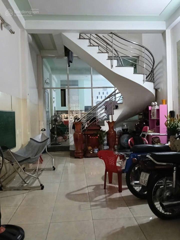 Bán nhà trệt lầu  nở hậu gần chợ xóm vắng , dĩ an