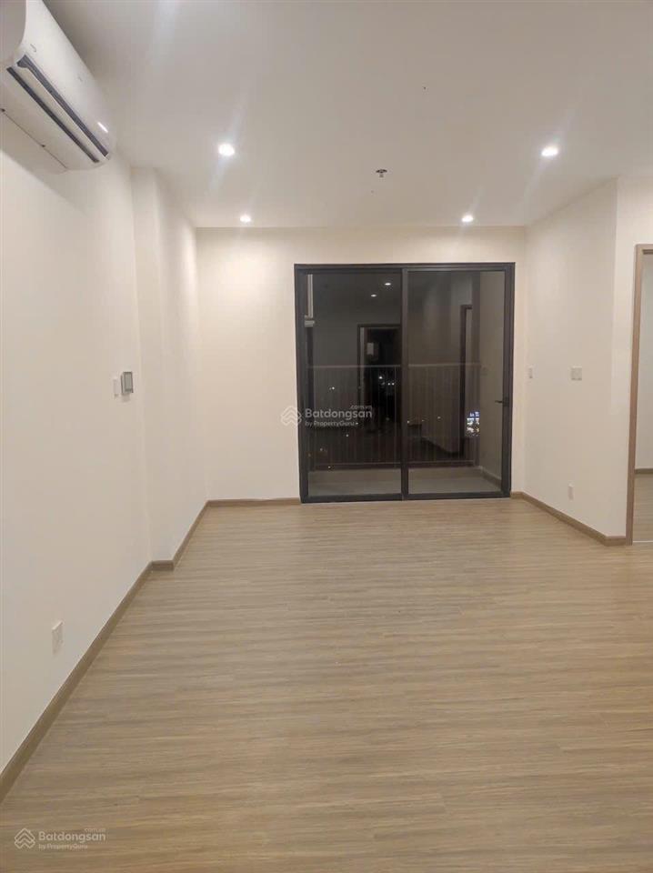 Chính chủ gửi bán căn hộ studio 29.5m2 tầng trung ban công đông nam , giá chỉ 3 tỉ bao phí toà tc1