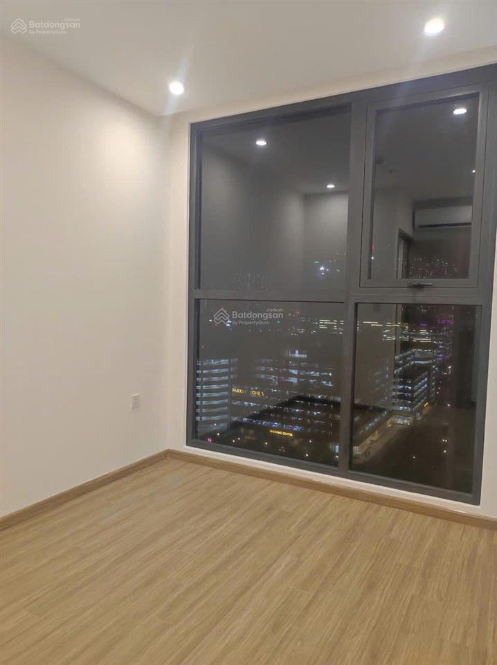 Chính chủ gửi bán căn hộ studio 29.5m2 tầng trung ban công đông nam , giá chỉ 3 tỉ bao phí toà tc1