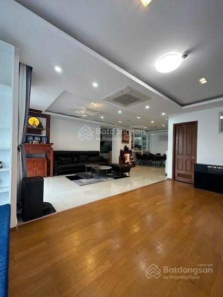 Cho thuê căn hộ sky center, tân bình, 96m2, 3pn, 2wc, full nội thất, giá 22tr/tháng.  0976 028 ***
