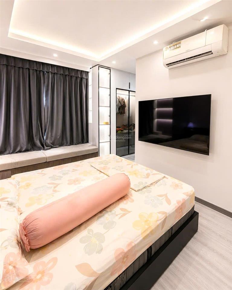 Hạ giá bán gấp căn hộ sky center, 139m2, 3pn, 3wc, lầu trung, giá 9,5 tỷ (giá thật).  0976 028 ***