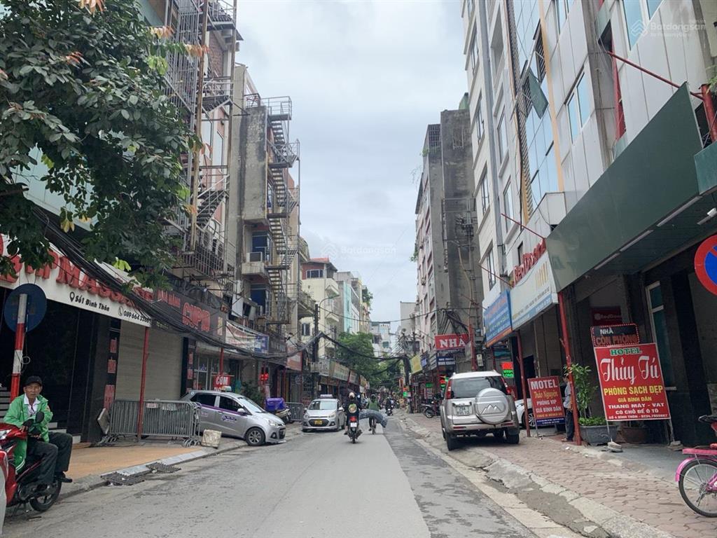 Chính chủ bán gấp 110m2 đất mặt đường đình thôn, vỉa hè rộng, xây tòa văn phòng, giá 30 tỷ.