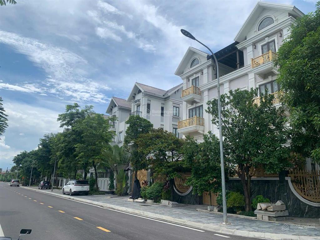 Chính chủ bán nhà liền kề foresa xuân phương  130m2  vỉa hè 8m  giá 31 tỷ.