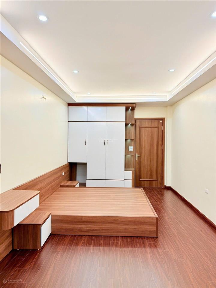 Bán nhà ngõ 1194 đường láng  lô góc 7 tầng thang máy  ô tô vào  ở sướng + đầu tư đỉnh