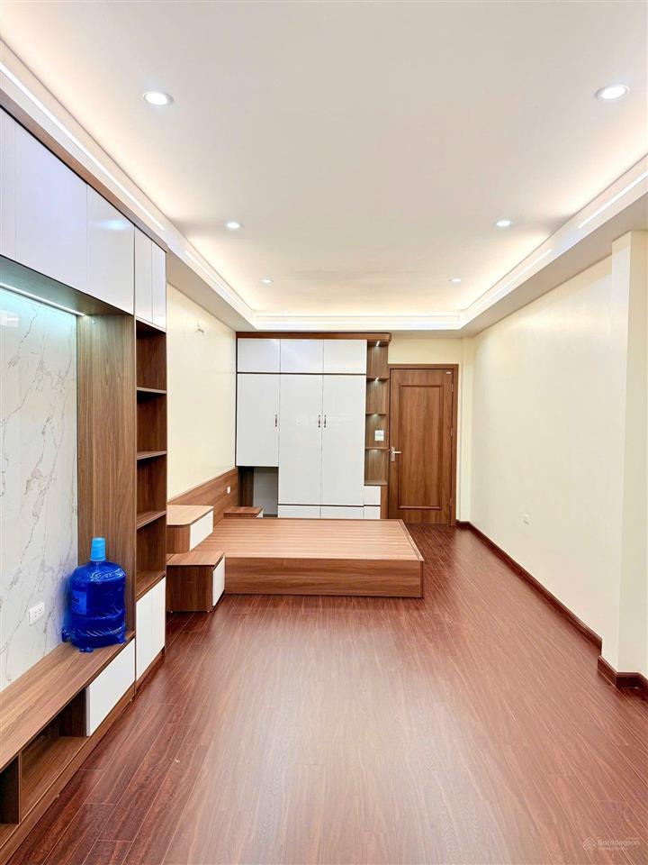 Bán nhà ngõ 1194 đường láng  lô góc 7 tầng thang máy  ô tô vào  ở sướng + đầu tư đỉnh