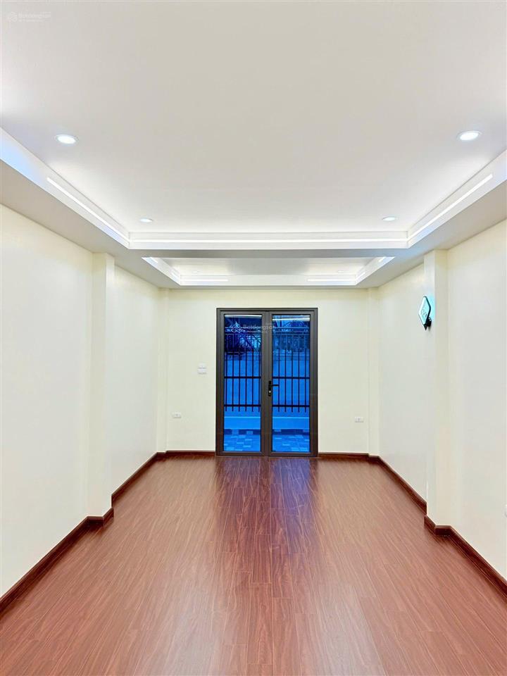 Bán nhà ngõ 1194 đường láng  lô góc 7 tầng thang máy  ô tô vào  ở sướng + đầu tư đỉnh