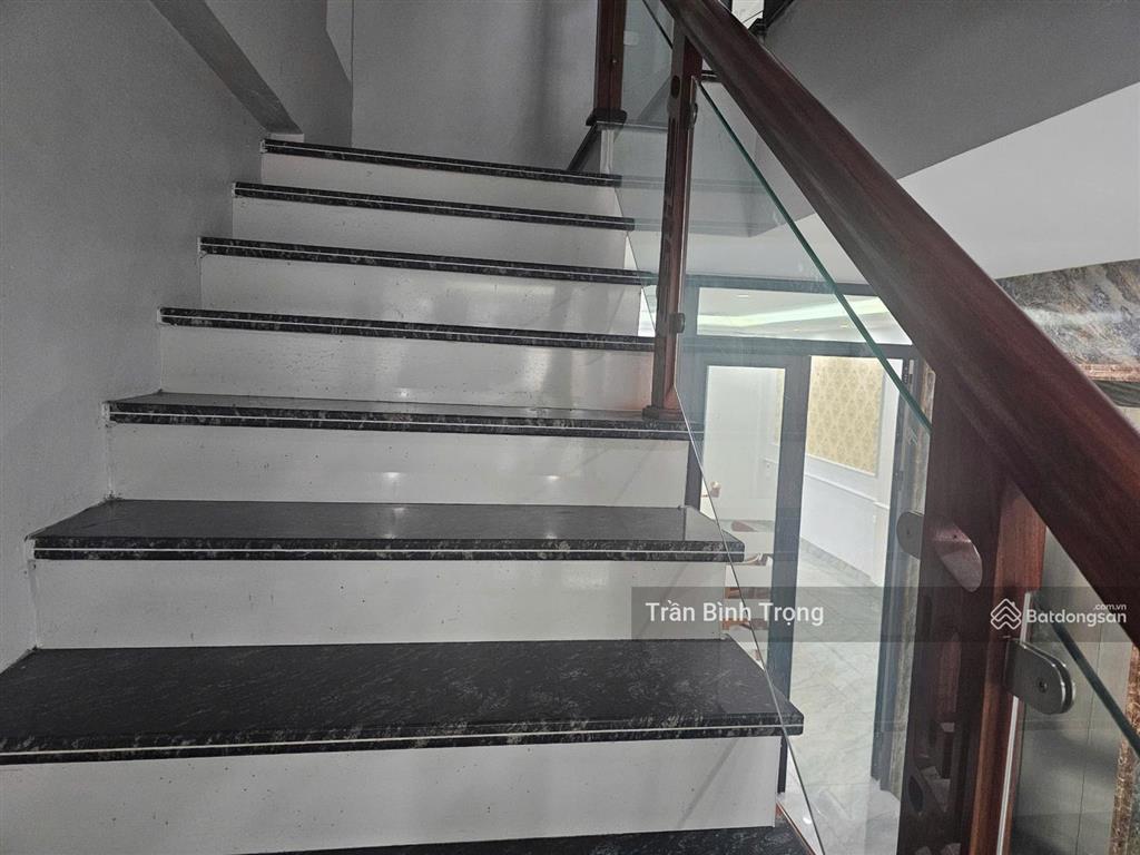 Cần bán nhanh nhà mặt phố 4 tầng 100m2, xây mới, 6,5 tỷ, thang máy tại vĩnh yên, vĩnh phúc