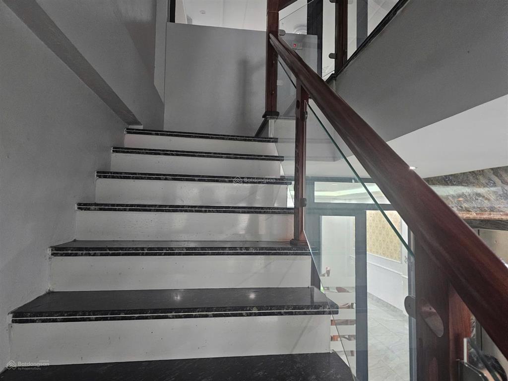 Cần bán nhà 4 tầng 100m2, thang máy, mặt phố kd, 6.5 tỷ tại trung tâm vĩnh yên, vĩnh phúc