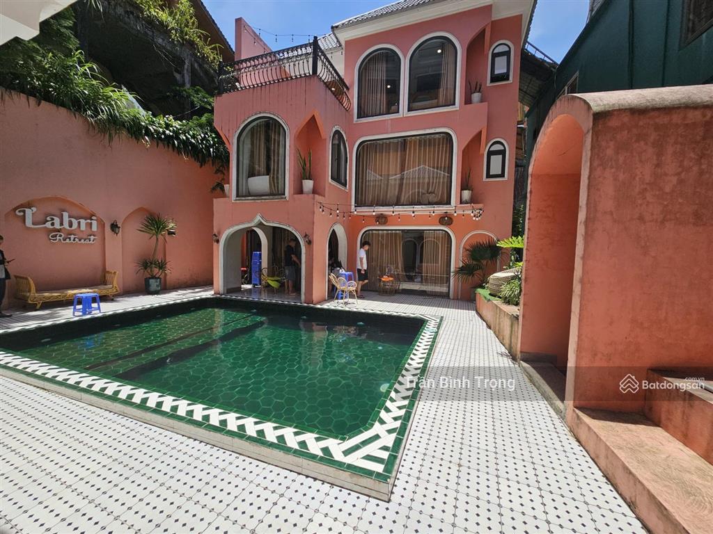 Bán khách sạn tại thị trấn tam đảo, 48 tỷ vnd, dt sử dụng 782m2, 12,5m mặt tiền, view quảng trường