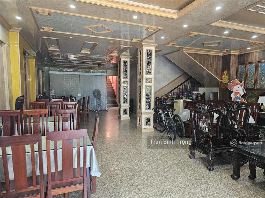 Bán khách sạn tại thị trấn tam đảo, 48 tỷ vnd, dt sử dụng 782m2, 12,5m mặt tiền, view quảng trường