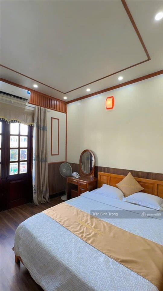 Bán khách sạn tại thị trấn tam đảo, 48 tỷ vnd, dt sử dụng 782m2, 12,5m mặt tiền, view quảng trường