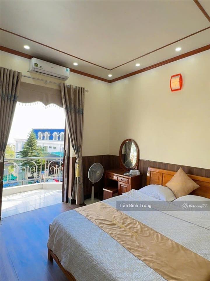Bán khách sạn tại thị trấn tam đảo, 48 tỷ vnd, dt sử dụng 782m2, 12,5m mặt tiền, view quảng trường