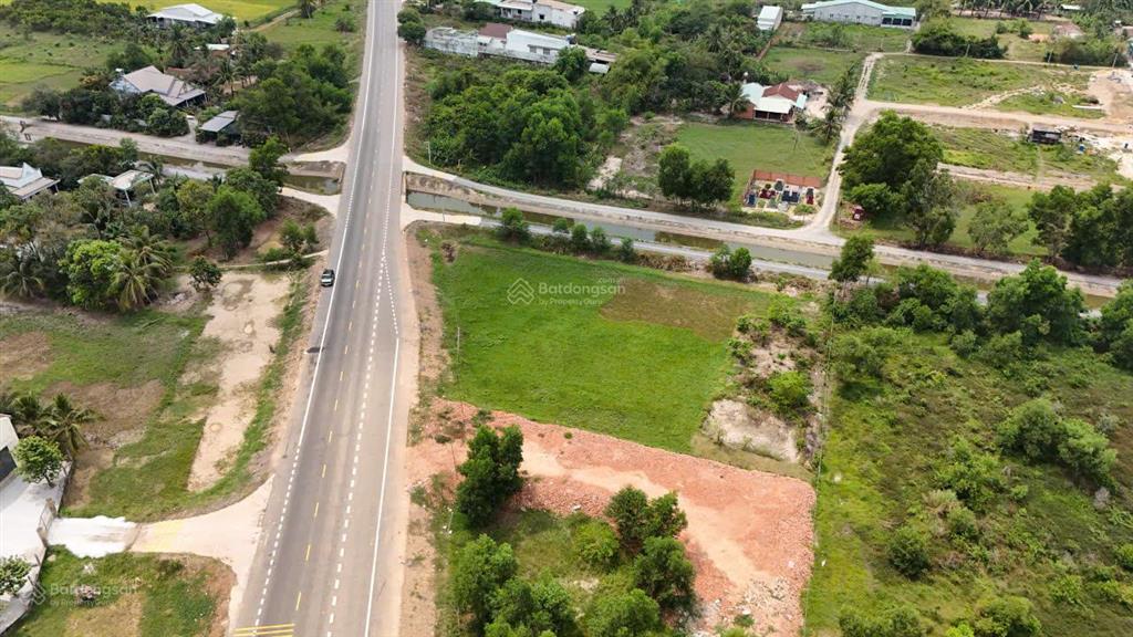 Lô đất 2.222 m2 thổ cư, 3 mặt tiền đường hồ chí minh đức hòa, đáng mua, đáng đầu tư...